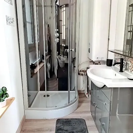 Apartman 9, 2eme Etage, Magnifique T2 D'environ 45m2, Climatise Avec Large Terrasse Plein Sud *