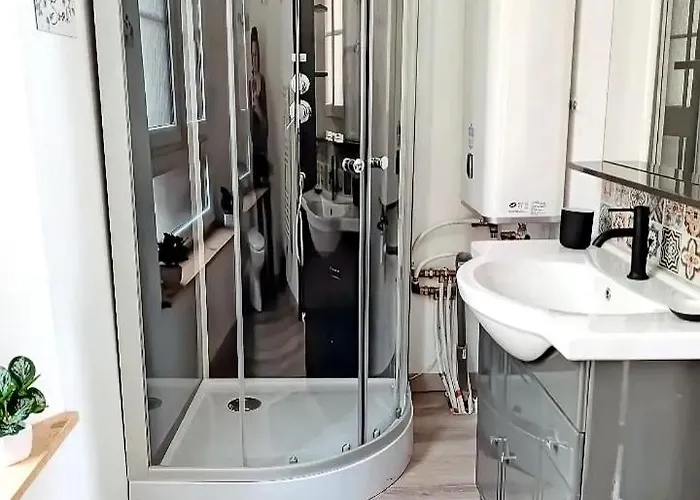 Appartamento 9, 2ème étage, Magnifique T2 D'environ 45m2, Climatisé Avec Large Terrasse Plein Sud *