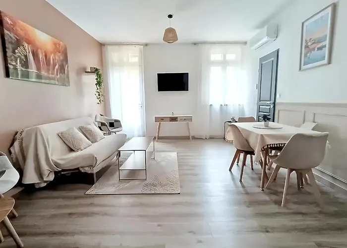 9, 2ème étage, Magnifique T2 D'environ 45m2, Climatisé Avec Large Terrasse Plein Sud